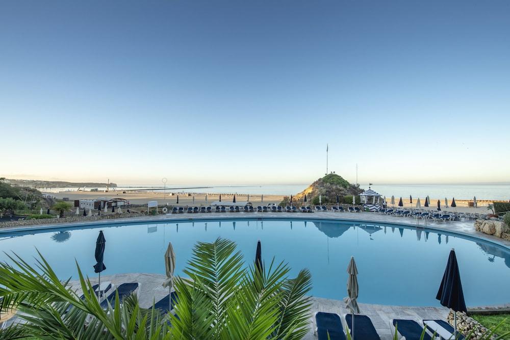 Algarve Casino Hotel Portimão Exterior foto The pool at the hotel